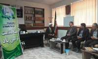 در دومین روز از هفته سلامت:  مدیر شبکه بهداشت و درمان، سرپرست مرکز بهداشت ، رئیس و مدیر بیمارستان مهر به همراه جمعی از کارکنان با امام جمعه ملایر دیدار کردند.